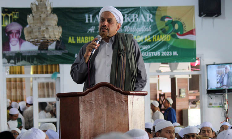 CERAMAH: Habib Taufik bin Abdul Qodir Assegaf dari Pasuruan dalam ceramah agamanya berharap umat selalu menyambung cinta dengan Rasulullah SAW. Jamaludin/Radar Bromo