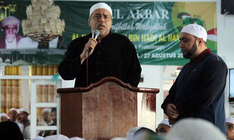 CERAMAH: Habib Abdurrahman bin Prof. Dr. Habib Abdullah bil Faqih, Malang, mendoakan para jamaah mendapat berkah. Jamaludin/Radar Bromo