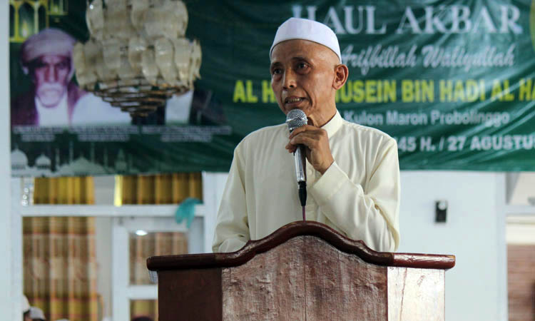 CERAMAH: Rais Syuriah PC NU Kota Kraksaan K.H. Wasik Hanan mendoakan umat agar selalu diberikan kekuatan iman dan Islam. Jamaludin/Radar Bromo