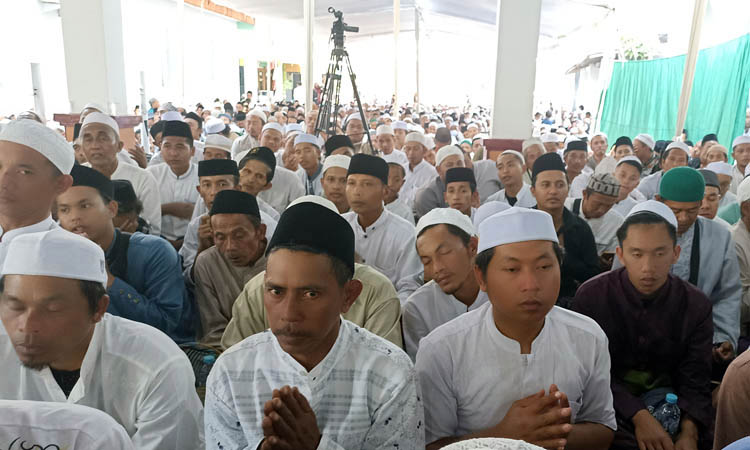 KHUSYUK: Meski penuh sesak dan peluh menetes, jamaah haul dengan penuh khusyuk mengikuti rangkaian haul hingga usai sekitar pukul 14.00. Jamaludin/Radar Bromo