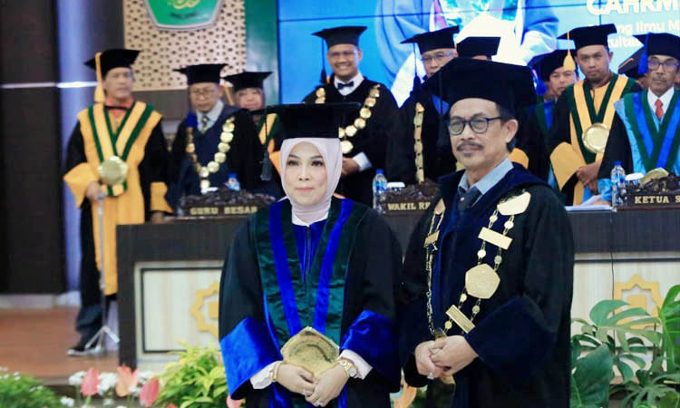 PENGUKUHAN: Prof. Dr. Hj. Ilfi Nur Diana, M.Si., CAHRM., CRMP. dikukuhkan menjadi Guru Besar di UIN Maliki Malang, beberapa waktu lalu.