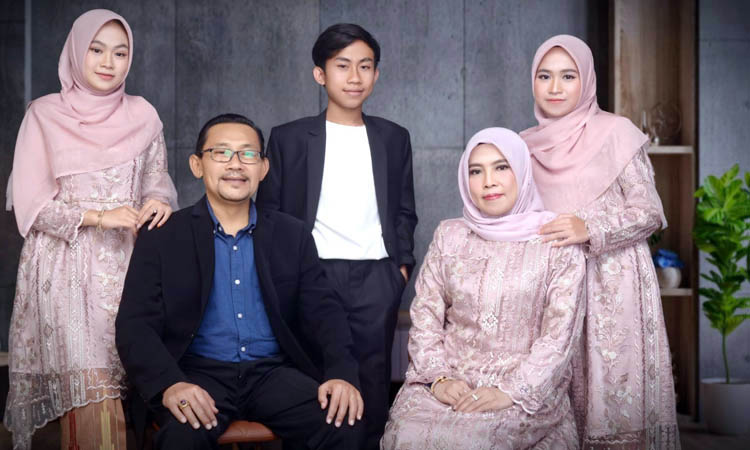 DUKUNGAN KELUARGA: Prof Dr. Hj. Ilfi Nur Diana, M.Si., CAHRM., CRMP. bersama keluarga yang selalu mendukungnya.