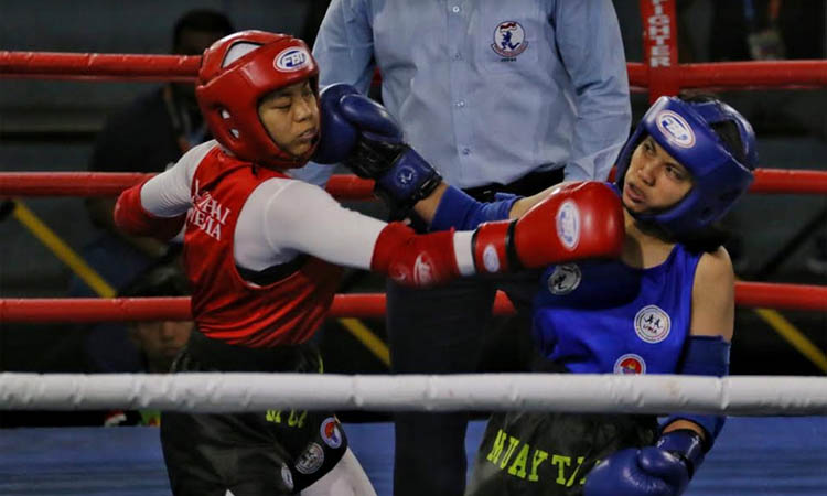 MEDALI PERAK: Erfin Novitarini (kiri) meraih medali perak di kelas 54 kg putri pada ajang BK PON XXI Aceh &ndash; Sumut 2024.