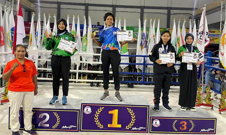 DI PODIUM: Erfin Novitarini (kiri) saat menerima medali perak di podium.