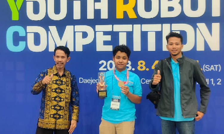 PERUNGGU: Almer Abiyu Ahmad (tengah) meraih perunggu di ajang International Youth Robotic Competition (IRC) 2023 didampingi Kepala MAN 1 Pasuruan Nasrudin (kiri) dan guru pendamping M. Faisal Fadlie.
