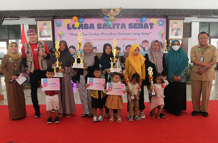 SEHAT: Para juara kategori usia 25 bulan hingga 59 bulan berfoto bersama Sekretaris Dinkes Kabupaten Probolinggo Mujoko dan dr. Muhammad Reza, M. Biomed, Sp.A(K).