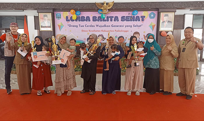JUARA: Sekretaris Dinkes Kabupaten Probolinggo Mujoko dan dr. Muhammad Reza, M.Biomed, Sp.A(K) berfoto bersama para balita juara usia 12 hingga 24 bulan.