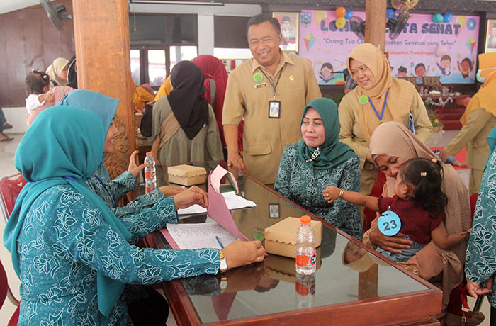 PENILAIAN: Ketua TP-PKK Kabupaten Probolinggo Hj. Nunung Timbul Prihanjoko meninjau salah satu meja penilaian Lomba Balita Sehat.