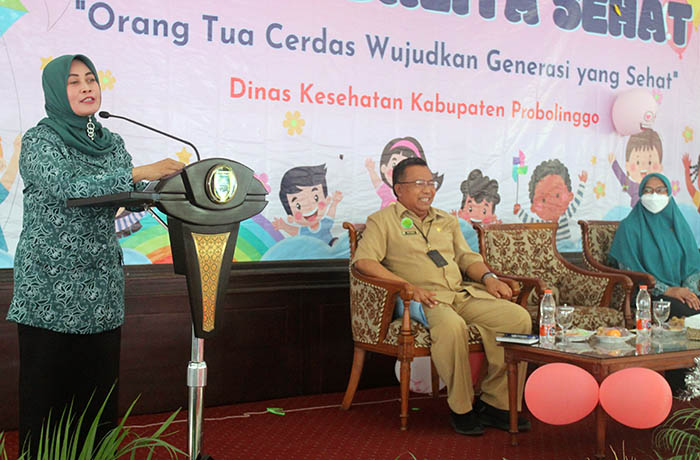 SAMBUTAN: Ketua TP-PKK Kabupaten Probolinggo Hj. Nunung Timbul Prihanjoko memberikan sambutan sekaligus membuka Lomba Balita Sehat, Selasa (29/8).