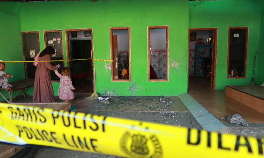 GARIS POLISI: Rumah panitia pilkades yang dilempar bondet.