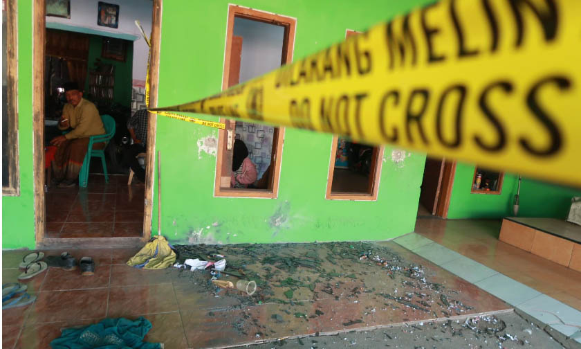 RUSAK: Rumah salah satu warga di Desa Sumberanyar, Nguling yang kacanya pecah usai dilempar bondet, Rabu (30/8) dini hari.