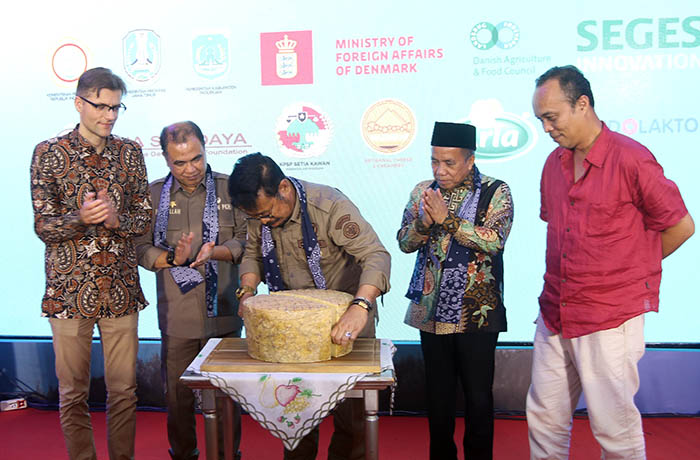 KEJU ORGANIK: Mentan RI Syahrul Yasin Limpo memotong keju organik di KPSP Setia Kawan, Desa Wonosari, Kecamatan Tutur, Selasa (29/8).