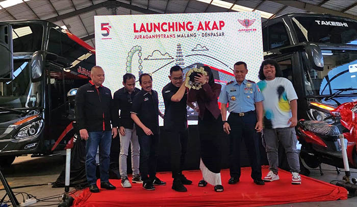 DIRESMIKAN: Founder J99 Corps Gilang Widya Pramana bersama istrinya, Shandy Purnamasari melakukan pecah kendi sebagai tanda launching Sleeper Bus AKAP Malang-Denpasar.