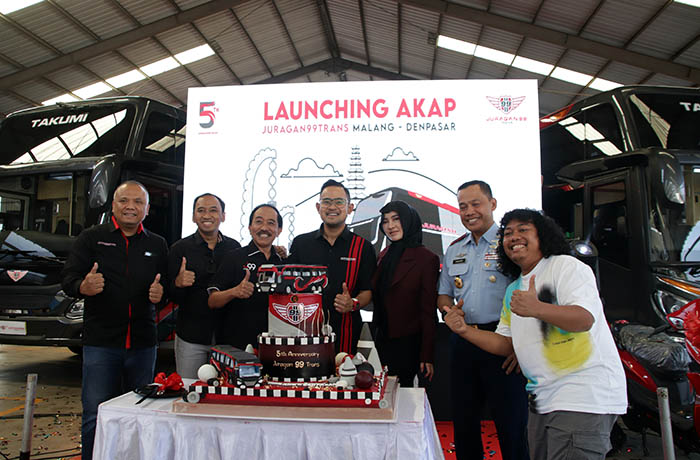 ULANG TAHUN: Anniversary ke-5 Juragan99 Trans, memotong tumpeng dan kue ulang tahun dengan bentuk bus Juragan99 Trans. Tahun ini targetnya memiliki 50 unit bus Juragan99 Trans.