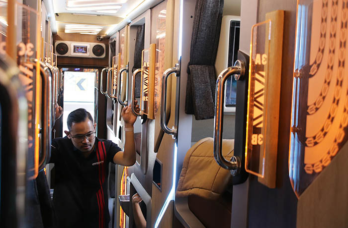 LENGKAP: Founder Juragan99 Corps Gilang Widya Pramana mengecek langsung fasilitas mewah dan lengkap di dalam Sleeper Bus Juragan99 Trans AKAP Malang-Denpasar.