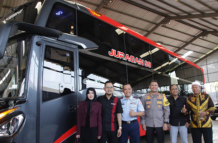 SINERGI: Founder Juragan99 Corps Gilang Widya Pramana bersama istrinya, Shandy Purnamasari berfoto bersama Kapolres Kota Malang dan Komandan Lanud Abdur Rachman Saleh Malang.