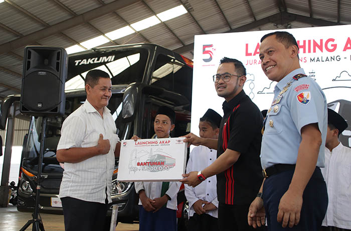PEDULI YATIM PIATU: Founder Juragan99 Corps Gilang Widya Pramana menyerahkan santunan dan bingkisan perlengkapan sekolah kepada sejumlah anak yatim-piatu.