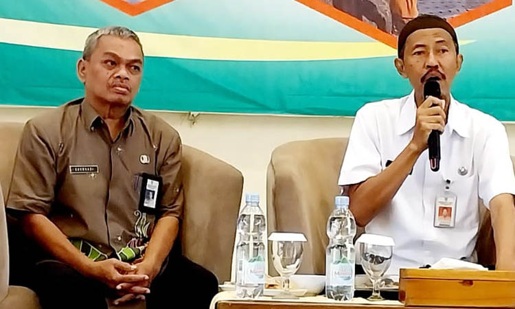 SELARAS: Kepala DKPPP Kota Probolinggo Aries Santoso didampingi Kabid Tanaman Pangan, Hortikultura, dan Perkebunan pada DKPPP Kota Probolinggo Sukohadi. Evelyn Ridhayanti/Radar Bromo