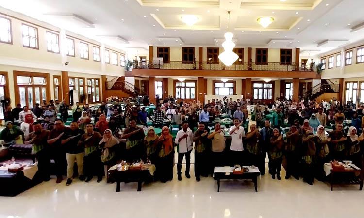 MELESAT: Memungkasi Rembug Tani, tampak kekompakan para petani se-Kota Probolinggo bersama stakeholder dan panitia dari DKPPP. Mereka siap melesat menuju swasembada pangan Kota Probolinggo. Evelyn Rid