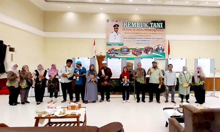 MERIAH: Rembug Tani berlangsung meriah karena ada banyak door prize bagi peserta yang beruntung. Door prize disediakan panitia dan mitra kerja pertanian, seperti PT Pegadaian, BNI 46, Pupuk Indonesia,