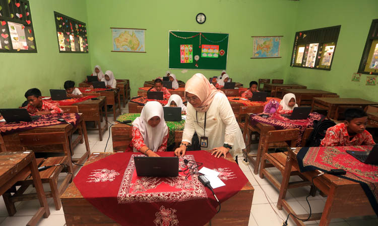 DIPANTAU DISDIKDAYA: Pelaksanaan simulasi ANBK hari pertama di SDN Gili, kemarin. Zainal Arifin/Radar Bromo