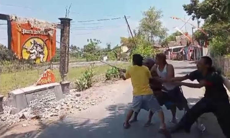BONGKAR: Salah satu tugu perguruan silat di Desa Sumberagung, Kecamatan Grati, dibongkar Selasa (29/8).