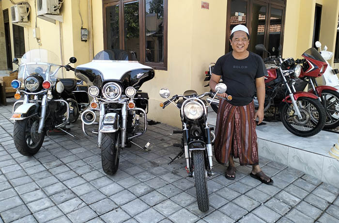 Gus Jazuli Sya&rsquo;roni bersama motor BMW R26 tahun 1956, salah satu motor antik dan Harley Davidson koleksinya.