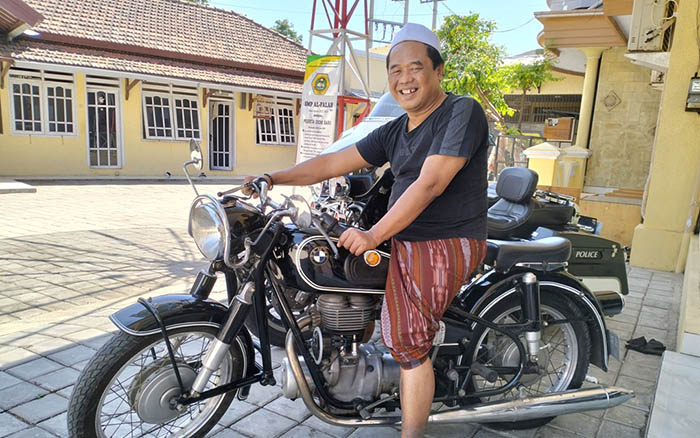 KOLEKTOR BARANG ANTIK: Gus Jazuli Sya&rsquo;roni bersama motor antik koleksinya.