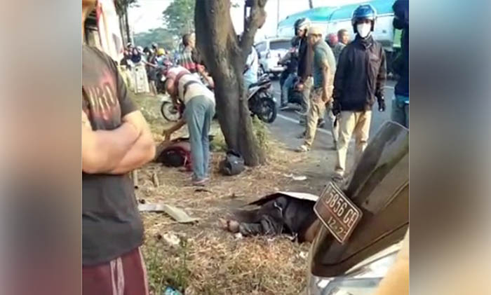 NAHAS: Dua korban saat hendak dievakuasi ke RS usai motor yang mereka kendarai menabrak tembok.