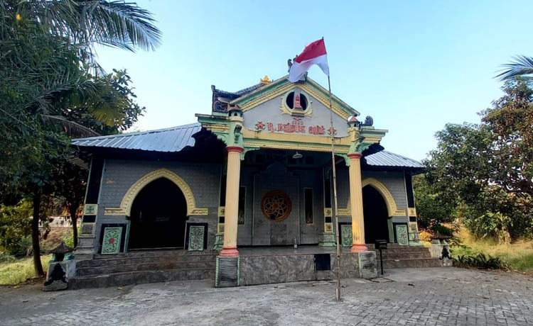 DIRENOVASI: Makam Raden Bagus Cilik setelah direnovasi oleh desa setempat. Beliau hidup di abad ke-14.
