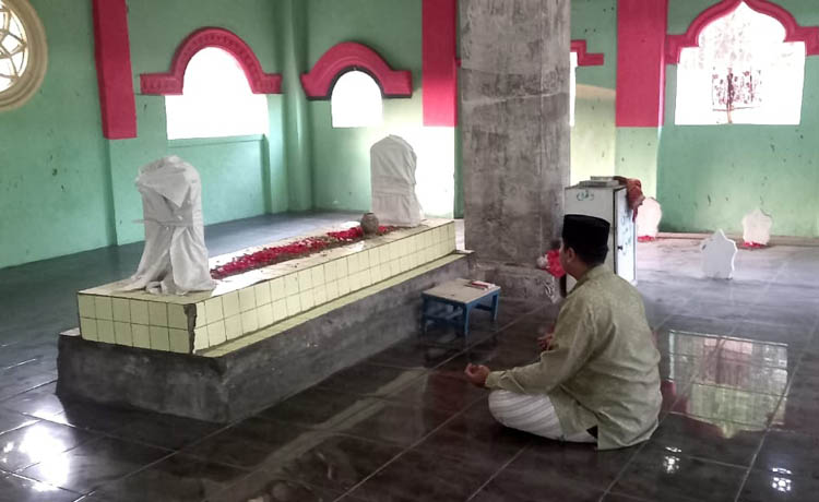 ZIARAH: Salah satu peziarah sedang berdoa di makam Raden Bagus Cilik.