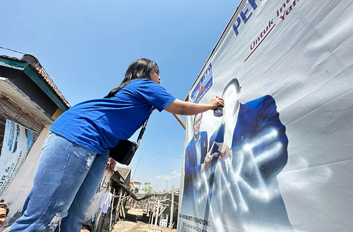 BENTUK KEKECEWAAN: Kader Partai Demokrat Kota Pasuruan mengungkapkan kekecewaannya dengan mencoret gambar Anies Baswedan.