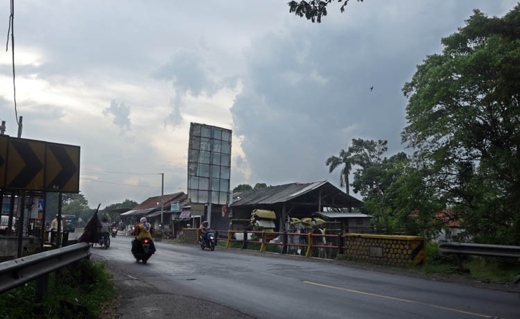 BOTLE NECK: Jembatan Kalibibis di Sumberasih yang menyempit dan sering terjadi kecelakaan.