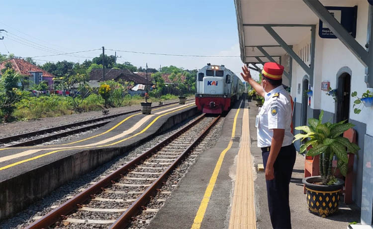 MASIH DIKAJI: Salah satu KA melintas di Stasiun Bayeman, Kabupaten Probolinggo, beberapa waktu lalu.