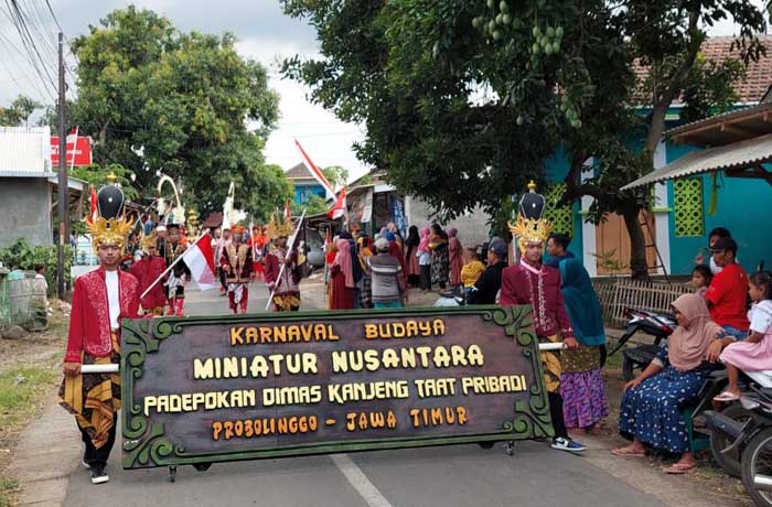 MINIATUR NUSANTARA: Penampilan salah satu karnaval gelaran Padepokan Dimas Kanjeng Taat Pribadi.