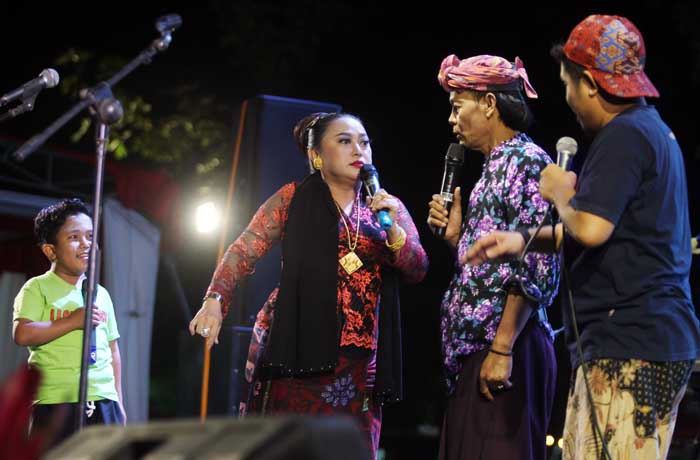 Aksi Cak Silo Cs saat menghibur warga Kraksaan.