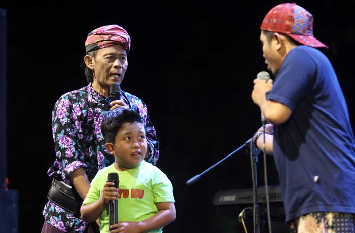 MERIAH: Penampilan Cak Silo Cs memeriahkan gelaran Pertura 2023, Sosialisasi Ketentuan Perundangundangan di Bidang Cukai. (Zainal Arifin/ Radar Bromo)