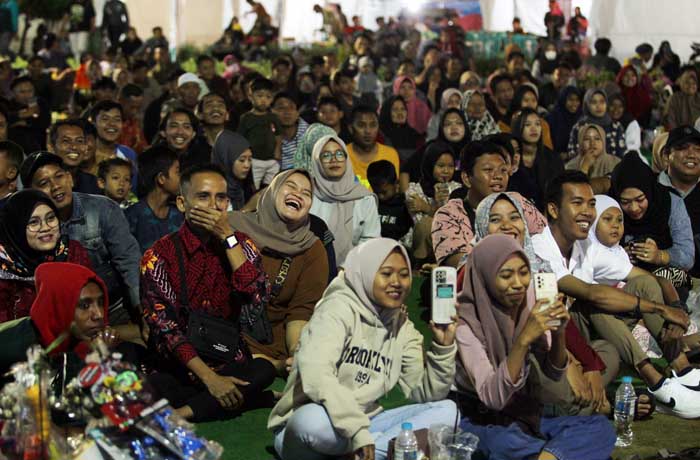 KETAWA BARENG: Penonton terpingkal usai dihibur lawakan Cak Silo Cs.