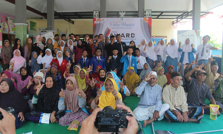 KOMPAK: Warga lansia dari Desa Plampang berfoto bersama para nominasi dan pendamping Literasi Award 2023, serta manajemen PT Paiton Energy-PT POMI dan Jawa Pos Radar Bromo.