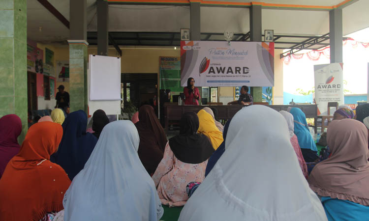 SAMBUTAN: Supervisor Community Development PT POMI Nina Ariwahyuni memberikan sambutan dan membuka kegiatan Sehari Bersama Paiton Mengabdi.