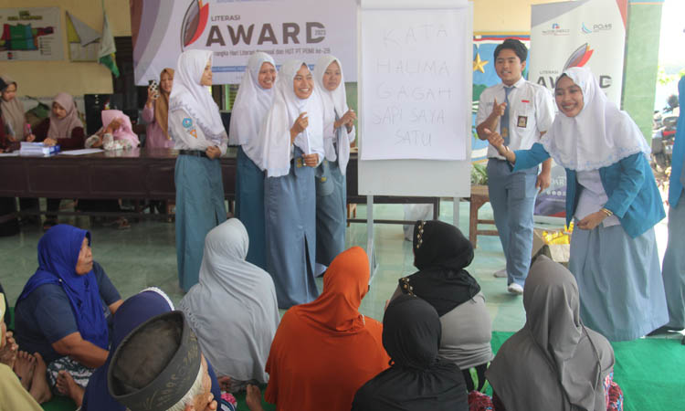 BELAJAR: Nominasi Literasi Award 2023 mengajak dan mengajari warga Lansia Desa Plampang membaca.