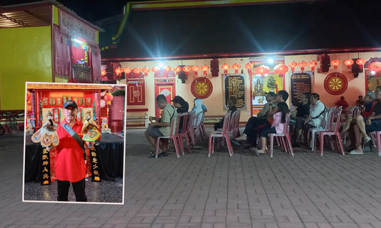 MENIKMATI PERTUNJUKKAN: Penonton menikmati wayang potehi di TITD Sumber Naga, Selasa (5/9) malam. Inset, Mujiono saat mengisi pertunjukkan.