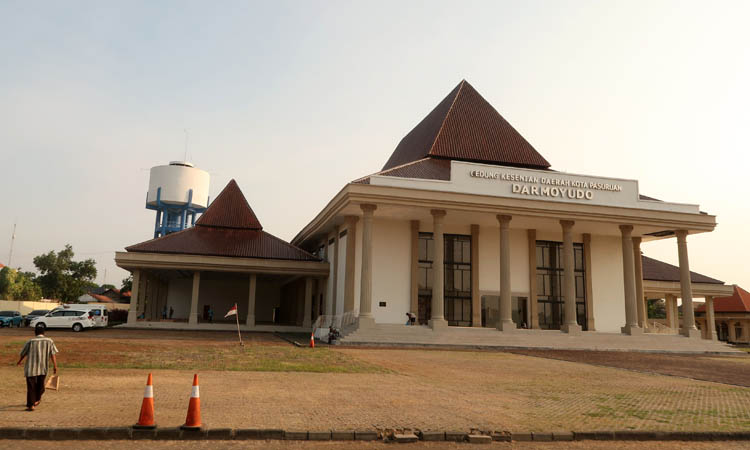 MULAI DIGARAP: Gedung Kesenian Kota Pasuruan kini mulai diperbaiki. Bagian atap gedung ini menjadi perhatian serius untuk diperbaiki.