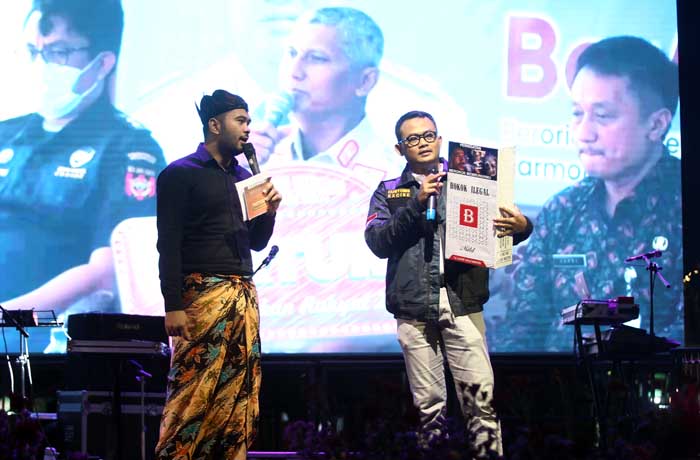 KETENTUAN CUKAI: Pejabat fungsional KPPBC Tipe Madya Pabean C Ivan Ludiyanto (kanan) memberikan penjelasan tentang rokok ilegal dan legal. (Zainal Arifin/ Radar Bromo)