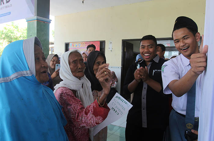 MENGAJAR: Para nomine Literasi Award saat mengajar dalam kegiatan Sehari Bersama Paiton Mengabdi di Desa Plampang, Paiton, Senin (4/9).