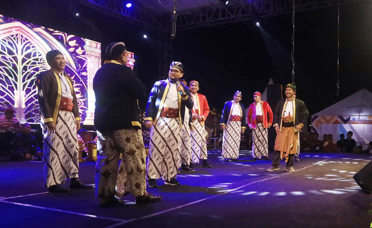 TOTALITAS: Para pejabat Forkopimda dan jajaran pejabat saat tampil di Pentas Seni Budaya, Selasa (5/9) malam. (Zainal arifin/Jawa Pos Radar Bromo)
