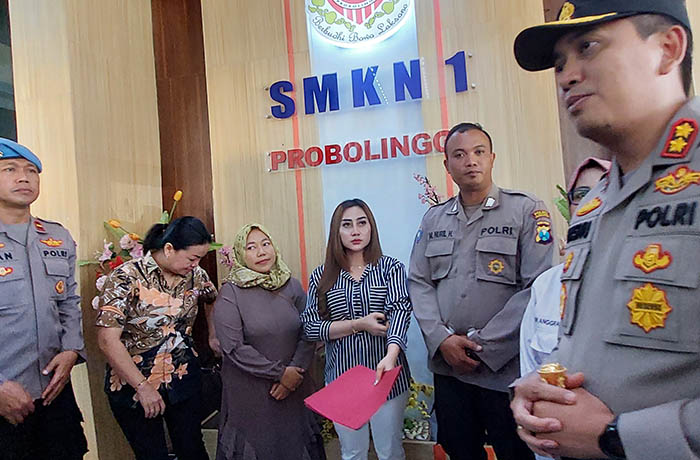 MINTA MAAF: Seleb TikTok, Luluk Sofiatul Jannah didampingi suaminya, Bripka M. Nuril saat proses mediasi yang dilakukan Kapolres Probolinggo AKBP Wisnu Wardhana di SMKN 1 Probolinggo.