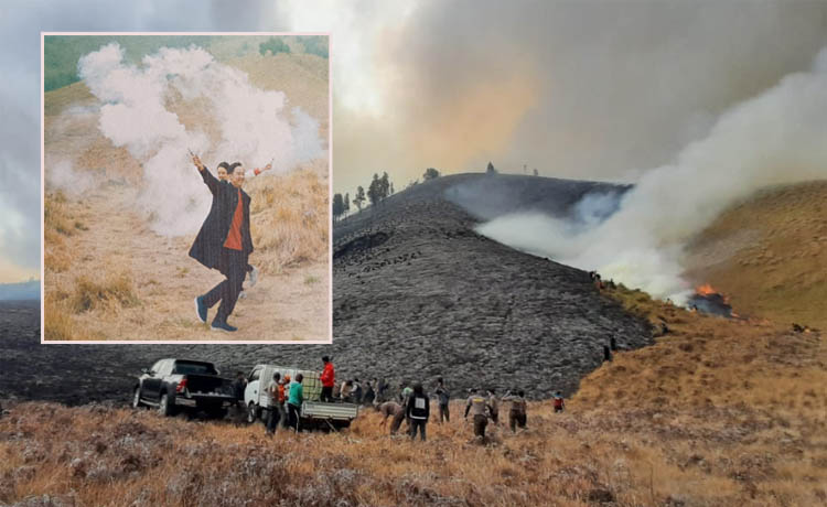 AKIBAT SEMBRONO: Padang Savana Bromo yang terbakar. Inset, Pasangan yang foto prewed dan menggunakan flare.