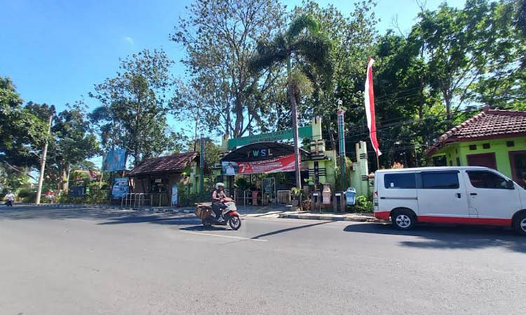 TAMAN WISATA: Suasana di depan TWSL Kota Probolinggo. Pemkot Probolinggo berencana memperluas kebun binatang mini ini.