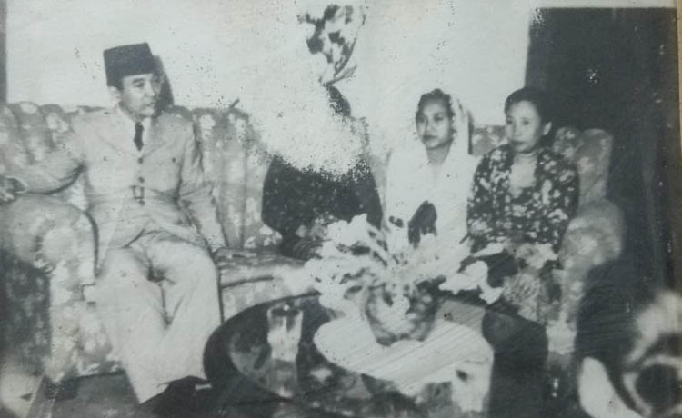 KUNJUNGAN PRESIDEN: Presiden pertama RI Soekarno saat melakukan kunjungan ke Kota Probolinggo. Presiden saat itu juga berkunjung ke rumah wali kota Gatot.